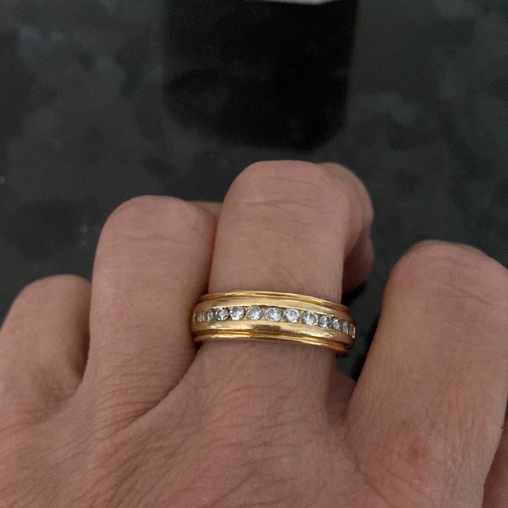 18 kt Gold and Diamond Band - Picture 7 of 7
